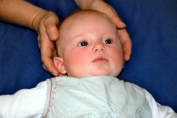 幫小寶寶做頭薦骨平衡